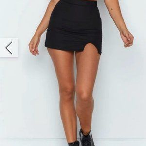 Cute mini black skirt!